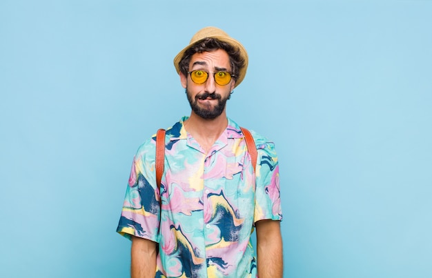 Jeune homme touriste barbu en chemise isolé