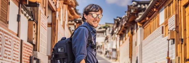 Jeune homme touriste dans le village de bukchon hanok est l'un des endroits célèbres pour les maisons traditionnelles coréennes