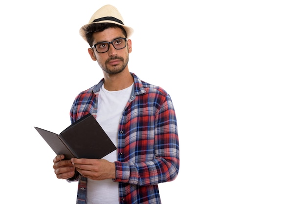 Jeune homme touriste persan barbu livre de lecture