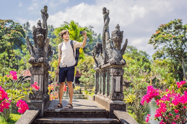 Jeune homme touriste à Taman Tirtagangga Water Palace Water Park Bali Indonésie