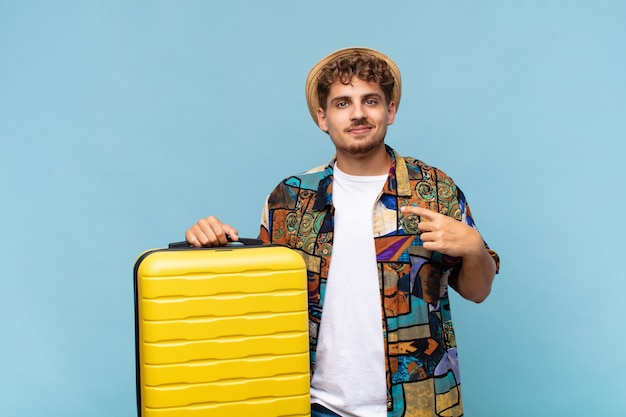 jeune homme touriste avec une valise