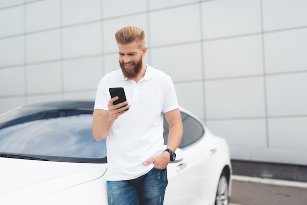 Jeune homme touristique utilisant un smartphone