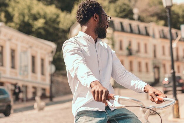 Jeune homme tournant la tête sur le vélo stock photo