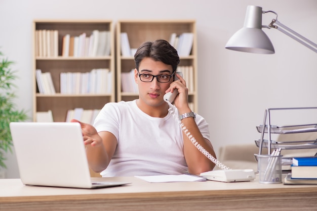 Jeune Homme Travaillant Au Bureau