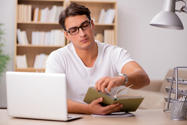 Jeune homme travaillant au bureau