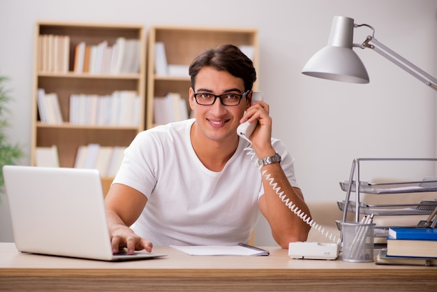 Jeune homme travaillant au bureau