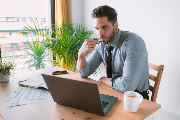 jeune homme travaillant sur ordinateur portable