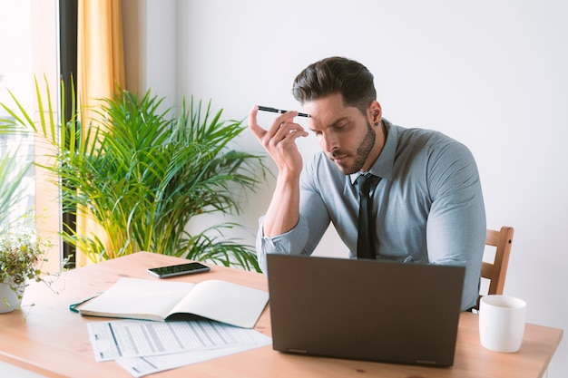 jeune homme travaillant sur ordinateur portable