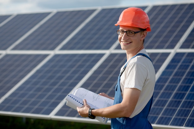 Jeune homme travaillant avec des panneaux solaires.