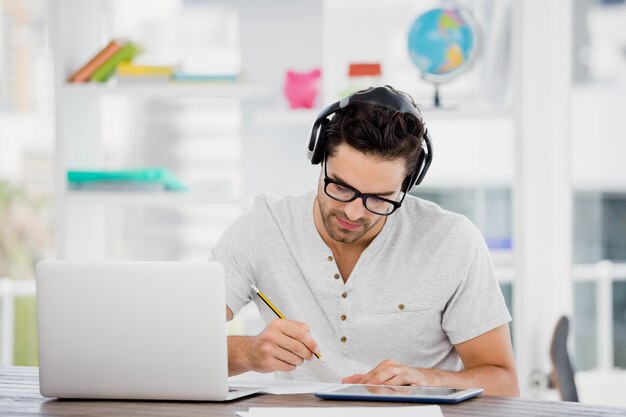 Jeune homme travaillant à son bureau