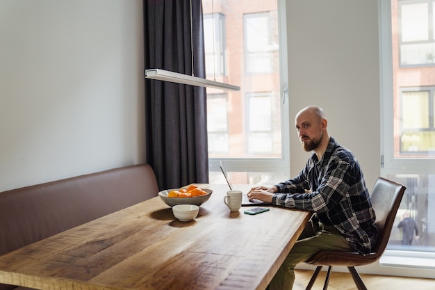 Photo jeune homme travaille à domicile