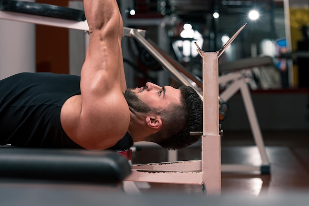 jeune homme, travailler, triceps