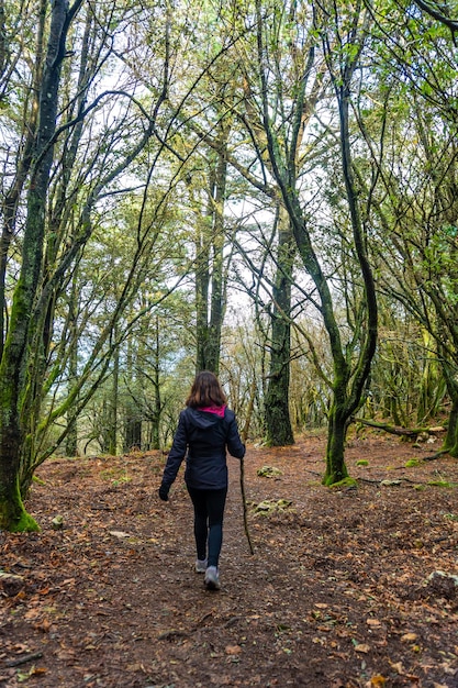 Un jeune homme trekking sur le Mont Arno dans la municipalité de Mutriku en Gipuzkoa Pays Basque Espagne