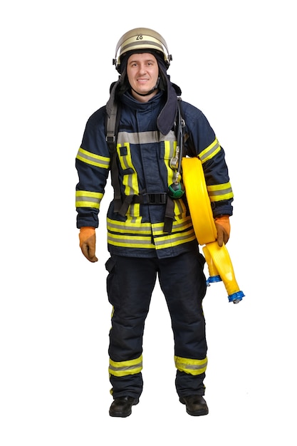 Jeune homme en uniforme de pompier et casque