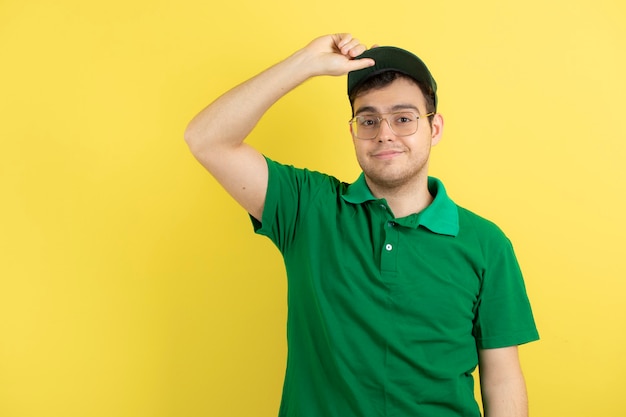 jeune homme en uniforme vert debout et posant.