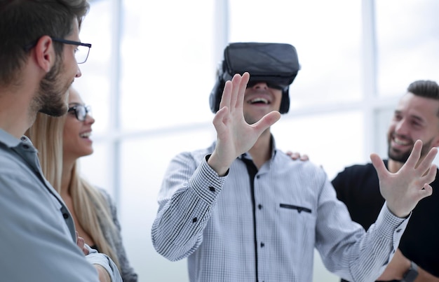 Jeune homme utilisant un casque de lunettes VR essayant de toucher des objets en réalité virtuelle
