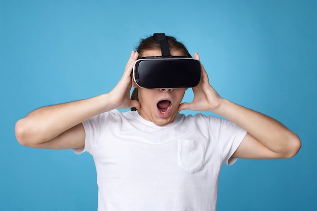 Jeune homme utilisant un casque de réalité virtuelle. Gadgets de réalité virtuelle