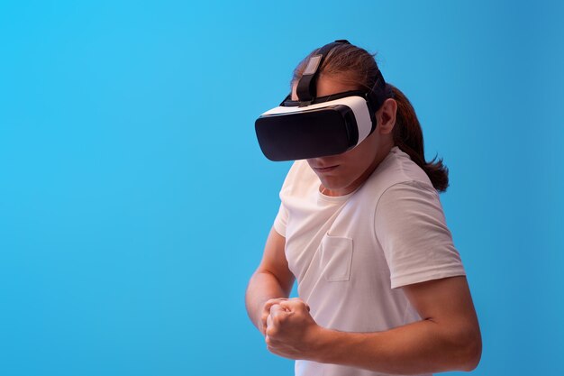 Jeune homme utilisant un casque de réalité virtuelle. Gadgets de réalité virtuelle