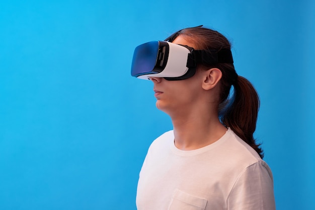 Jeune homme utilisant un casque de réalité virtuelle. Gadgets de réalité virtuelle