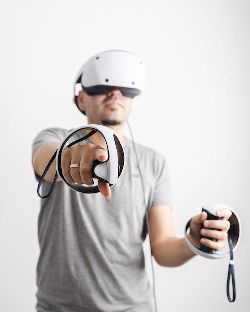 Jeune homme utilisant un casque VR