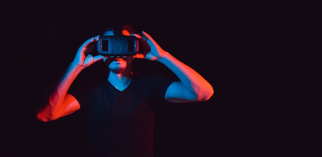 Un jeune homme utilisant des lunettes de réalité virtuelle high-tech. avec un espace pour le texte