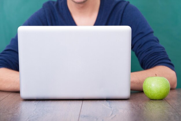 Jeune homme utilisant un ordinateur portable