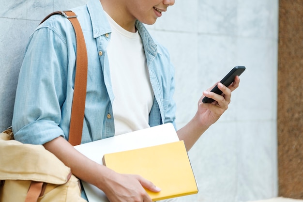 Jeune homme utilisant un téléphone portable. Concept de communication en ligne.