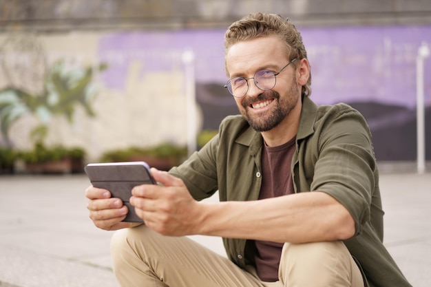 Un jeune homme utilisant un téléphone portable