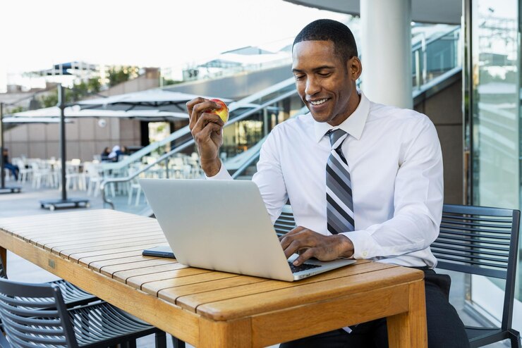 Photo un jeune homme utilise un ordinateur portable à la table.