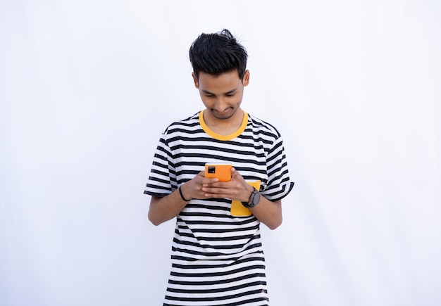 Un jeune homme utilise un téléphone et regarde son téléphone