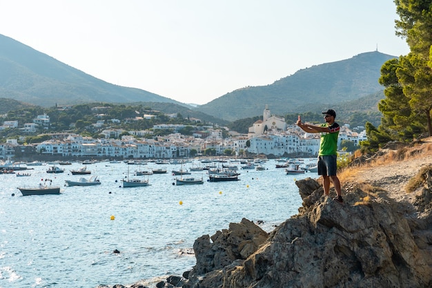 Un jeune homme en vacances d'été à Cadaques au bord de la mer, Costa Brava de Catalogne, Gérone, Mediterraneo. Espagne