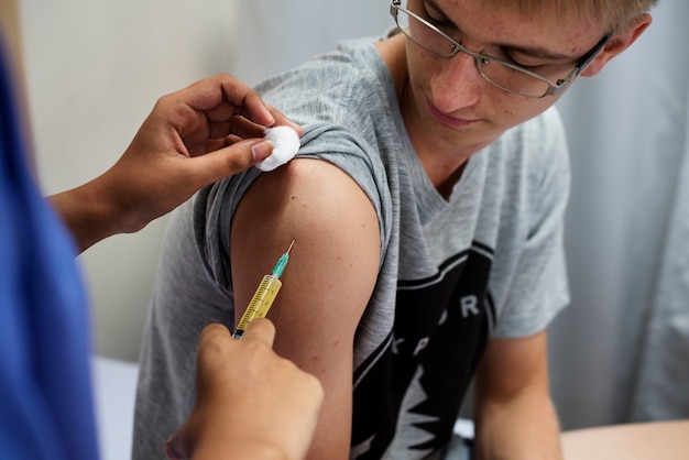 Jeune homme vacciné