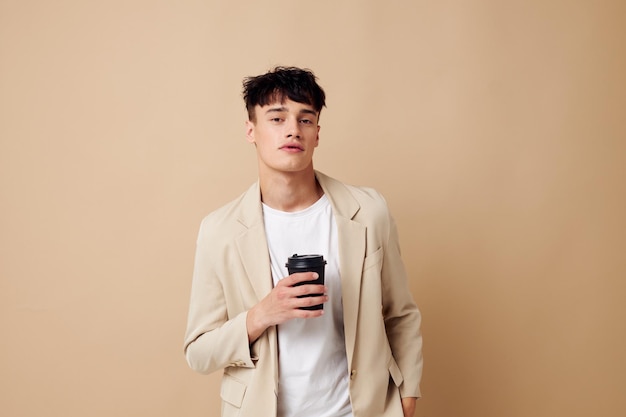 Un jeune homme un verre avec un verre à la main de style moderne fond isolé inchangé