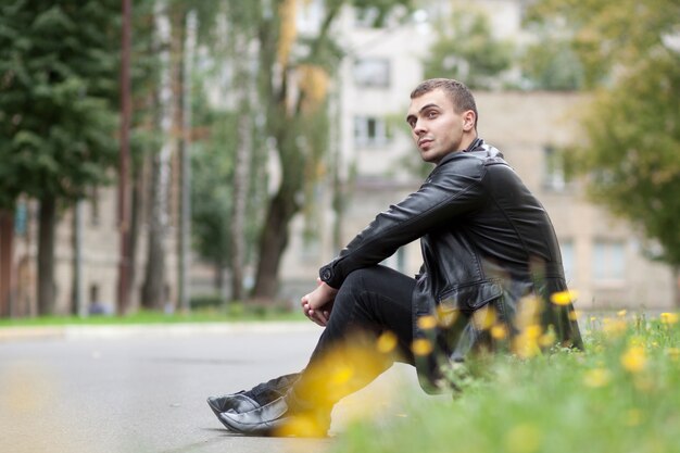 Jeune homme en veste de cuir