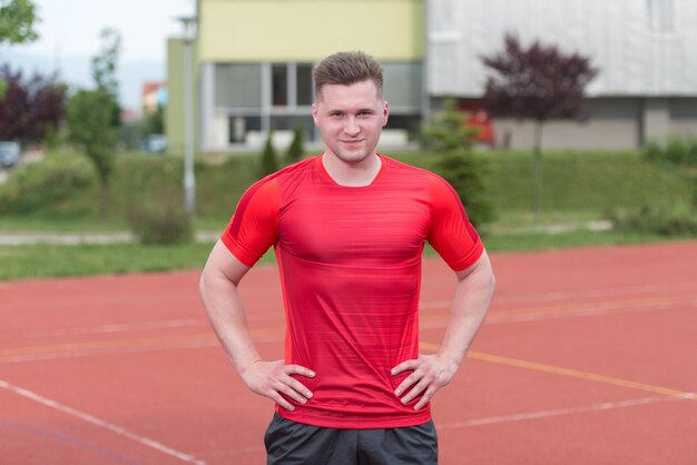 Jeune homme en vêtements de sport après des exercices en plein air