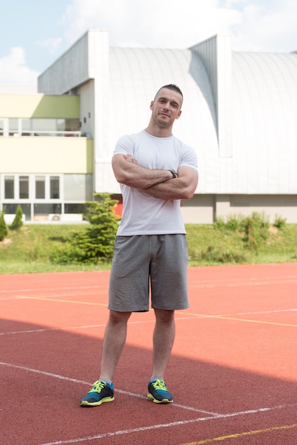 Jeune homme en vêtements de sport après des exercices en plein air