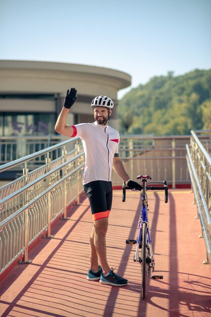 Jeune homme en vêtements sportifs avec un vélo