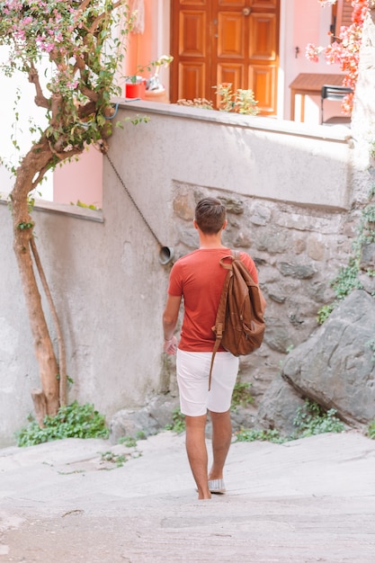 Jeune homme sur la vieille ville européenne