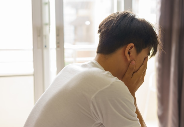 Photo jeune homme vient de se réveiller