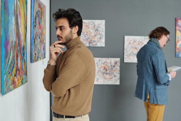 Jeune homme visitant la galerie d'art