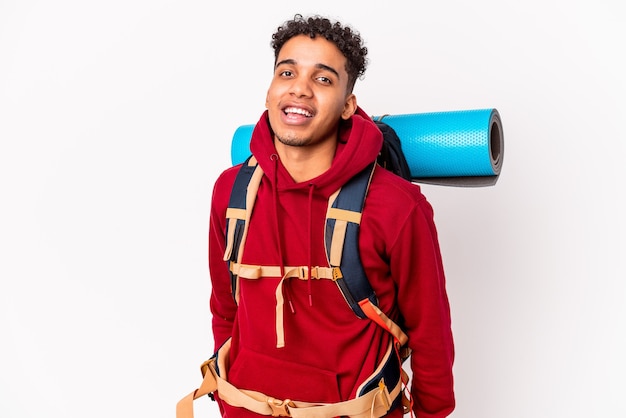 Jeune homme de voyageur bouclé afro-américain isolé heureux, souriant et joyeux.