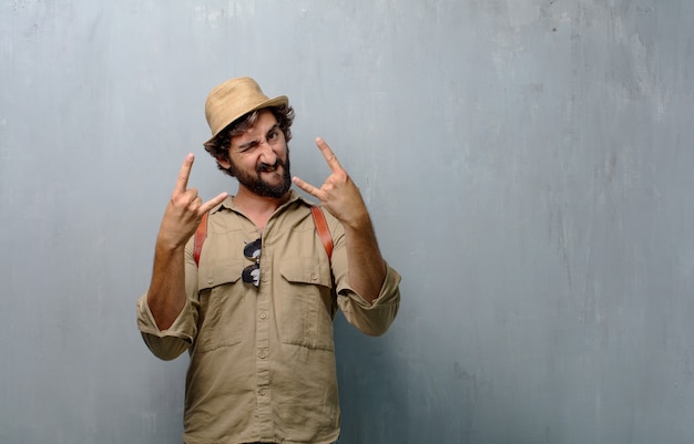 Jeune homme voyageur chantant du rock, dansant, criant, faisant des gestes rebelles et fâchés