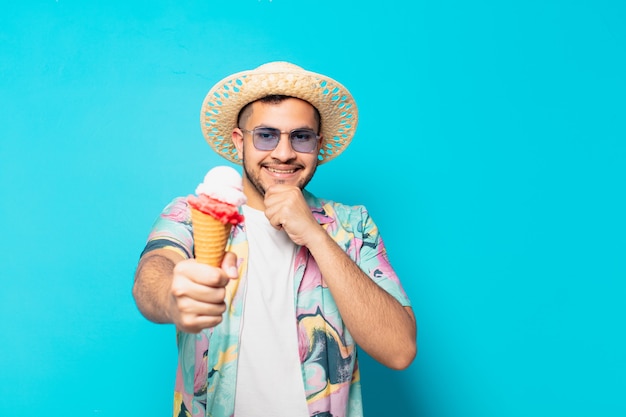 Jeune homme voyageur hispanique expression de la pensée et tenant une glace