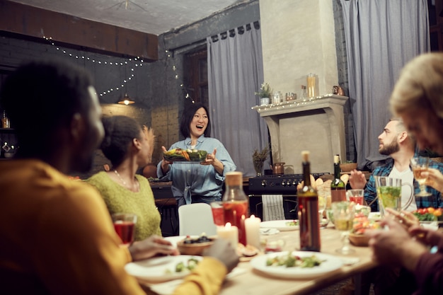 Jeune hôtesse apportant le plat principal