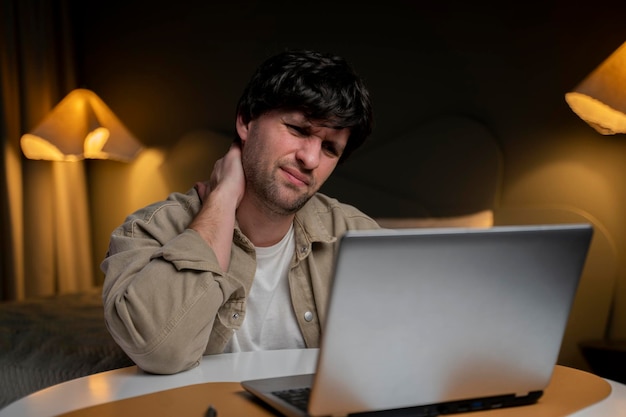 Un jeune indépendant frustré éprouve de graves douleurs au cou. Il est dans son bureau à la maison, assis à son