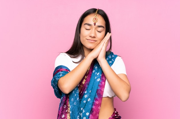 Jeune, indien, femme, sari, isolé, mur, confection, sommeil, geste, dorable, expression