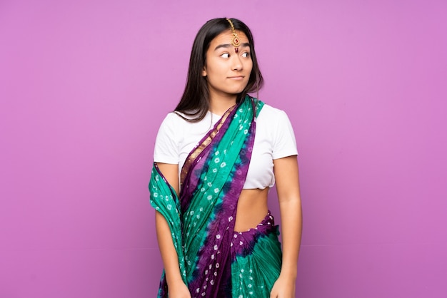 Jeune, indien, femme, sari, mur, confection, doutes, geste, regarder, côté