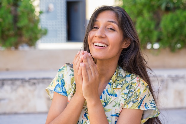 Jeune, indien, femme, Sourire, ensoleillé, jour