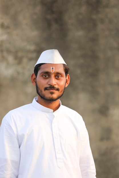 Jeune indien (pèlerin) en tenue traditionnelle.