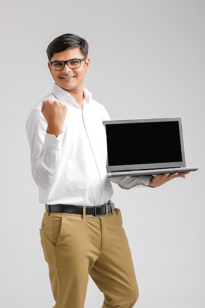 Jeune indien tenant un ordinateur portable